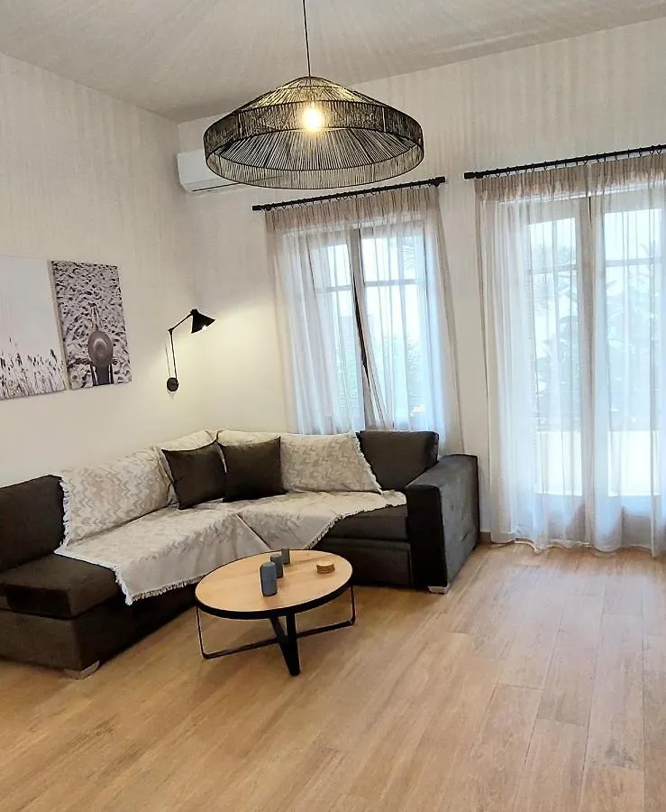Lilys Apartments 레팀노 0*,