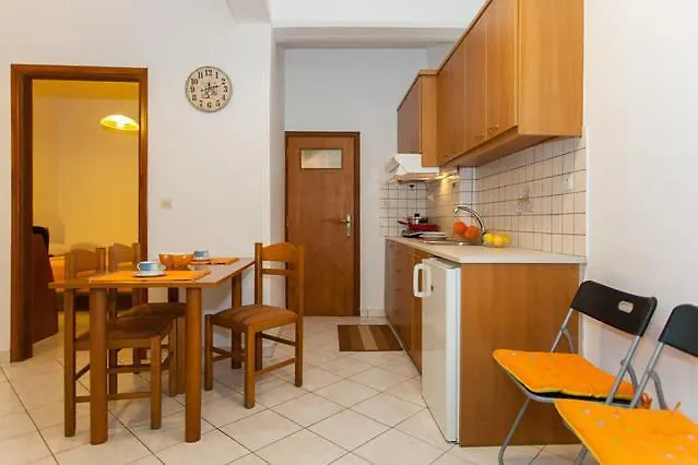 Lilys Apartments 레팀노