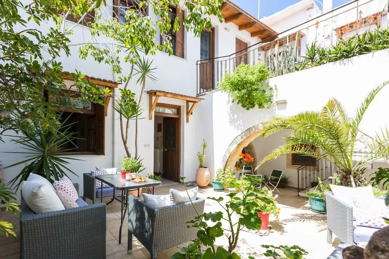 Lilys Apartments 레팀노